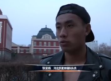 就读于都立东京高中的水岛树权（斎藤工 饰）漂亮帅气，是无数女孩心仪的对象，连教务处长富良野健儿（津田寛治 饰）的女儿圭子（乙黒えり 饰）也对他青睐有加。恋人节当天，树权收到同班转校生有角藻奈美（川村ゆきえ 饰）的巧克力，可是这个味道有些奇异的巧克力让他的人生产生剧变。本来藻奈美是一个存活上百年的吸血鬼，她用掺有本身血液的巧克利巴树权酿成了一只吸血鬼。发现藻奈美真实身份的圭子想要搭救树权，成果却坠楼身亡。概况薄弱虚弱的健儿现实上是个疯狂的科学家，他将女儿的尸身革新成威力壮大的僵尸。一时候校园上空阴云密布，吸血少女和僵尸少女的战役就此拉开帷幕……本片按照内田春菊的漫画《『闇のまにまに～吸血少女対少女フランケン～》改编。